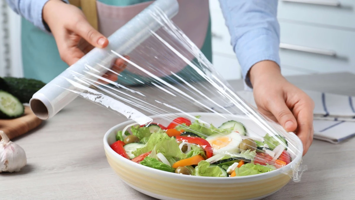 Proč zkušení kuchaři po odtržení fólie dvakrát otočí celou roli - image 1