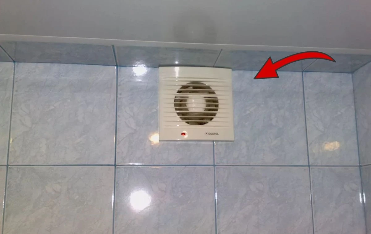 Proč zkušení designéři dávají do koupelny misku se solí místo drahého větráku