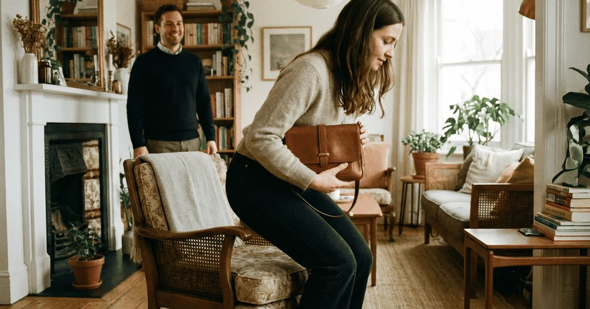Proč zkušení hosté začínají balit věci ještě před koncem kávy