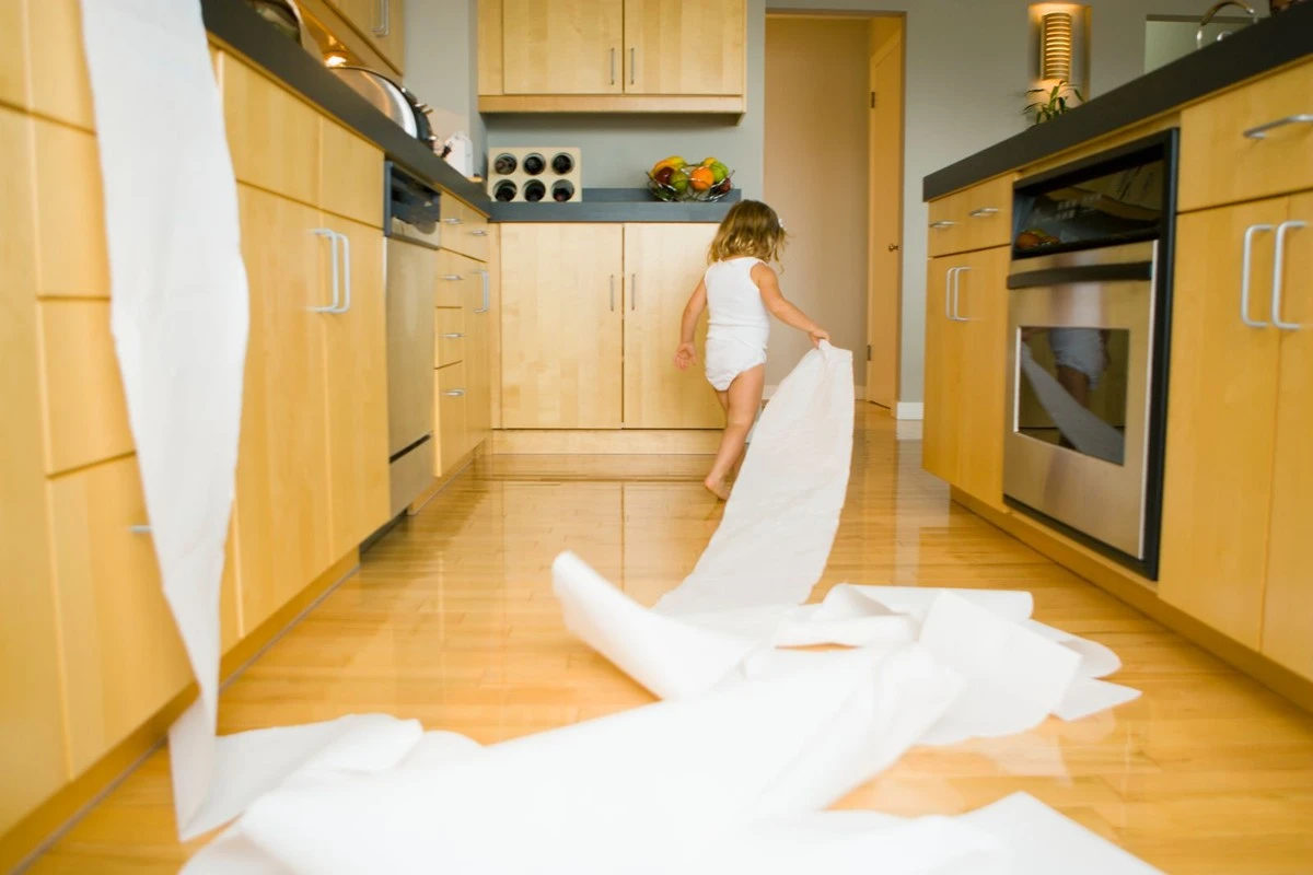 Proč zkušení hostitelé pokládají papírové utěrky na horní plochu kuchyňských skříněk - image 1