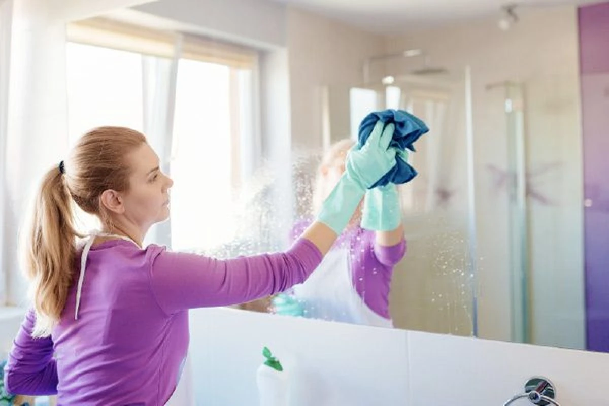 Proč zkušení hostitelé přidávají lžíci zubní pasty do vody na mytí oken - image 1