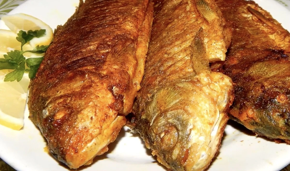 Proč zkušení kuchaři dělají hluboké zářezy do karasů ještě předtím, než jdou na pánev