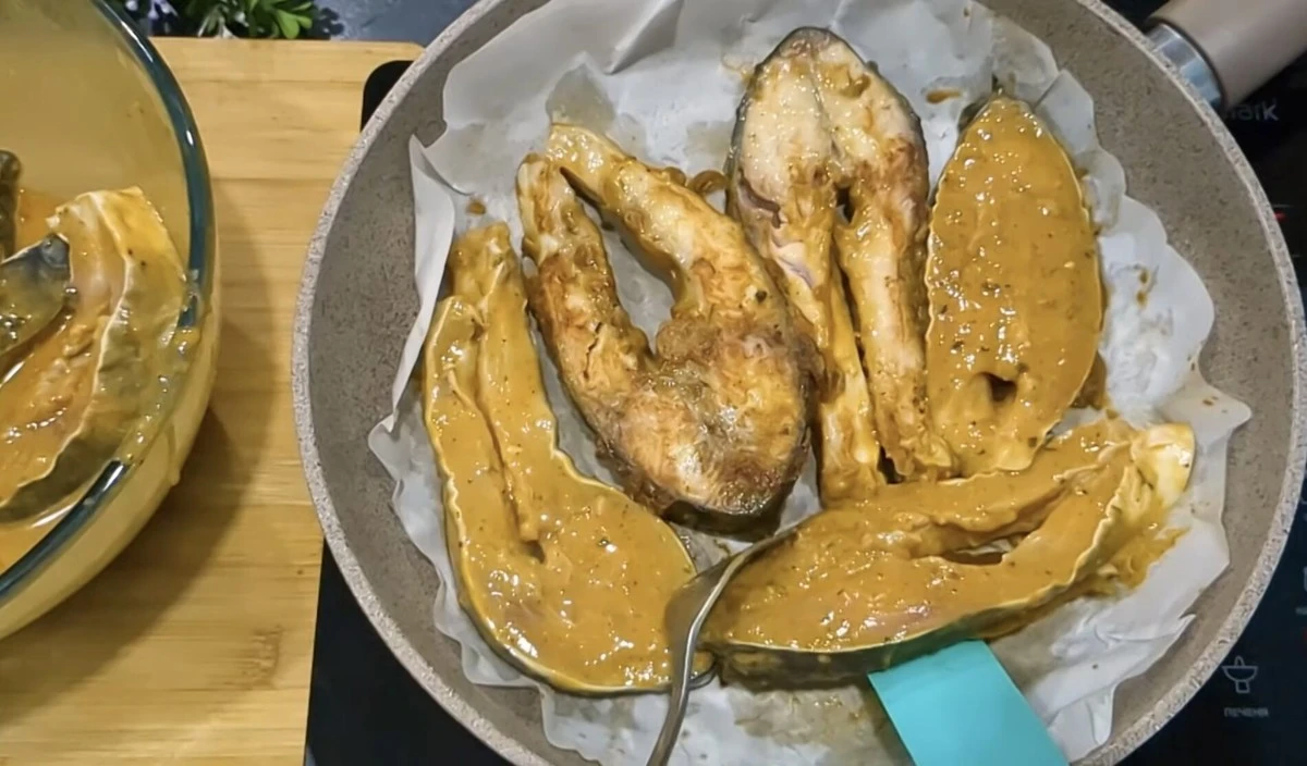 Proč zkušení kuchaři dávají na dno pánve list pečicího papíru