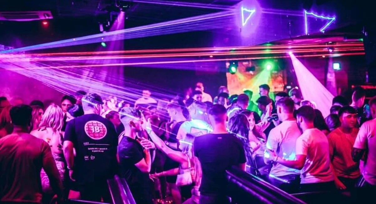 Proč zkušení lékaři varují před půjčováním vapů a sklenic v klubech - image 1