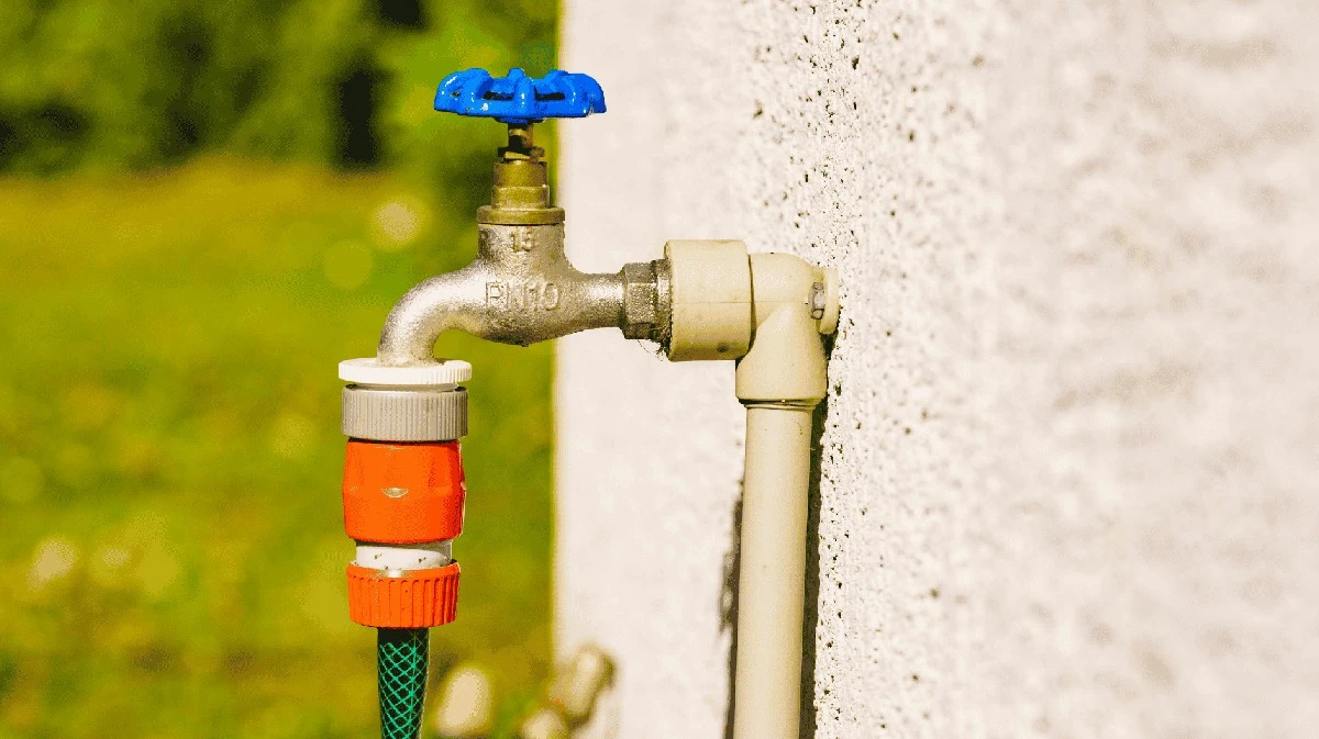 Proč zkušení zahrádkáři věší na venkovní kohoutek obyčejný koupelnový košík