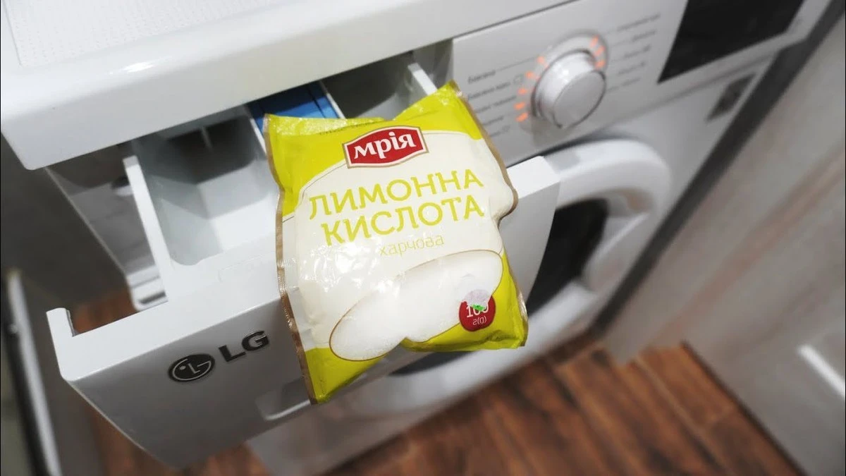 Proč zkušené hospodyně sypou šest lžic sody do bubnu pračky