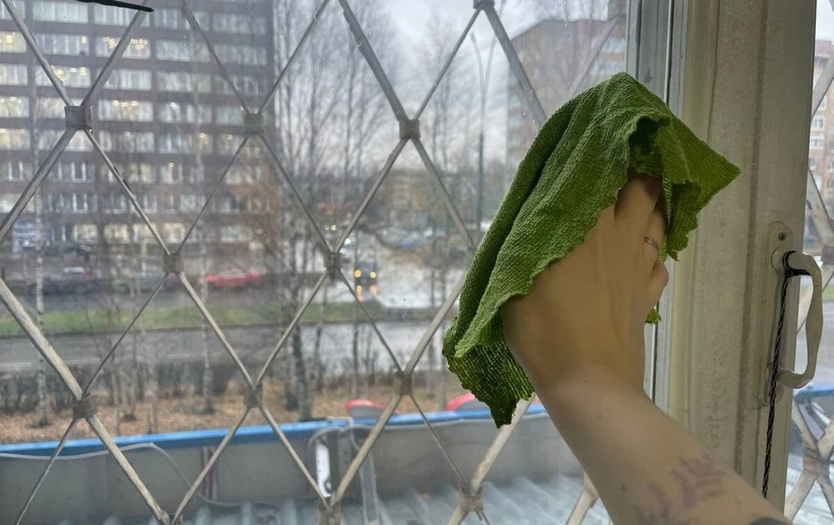 Proč stačí přidat lžíci čpavku do vody při mytí oken