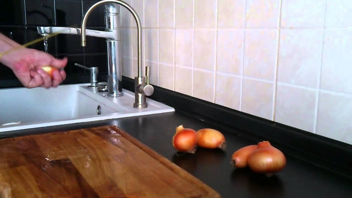 Proč zkušení šéfkuchaři dávají cibuli před krájením na 20 minut do lednice