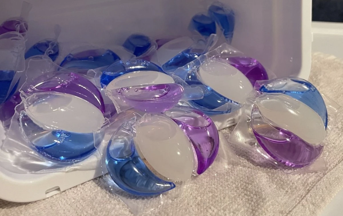 Proč zkušené hospodyně vhazují gelovou kapsli na praní do kbelíku s horkou vodou