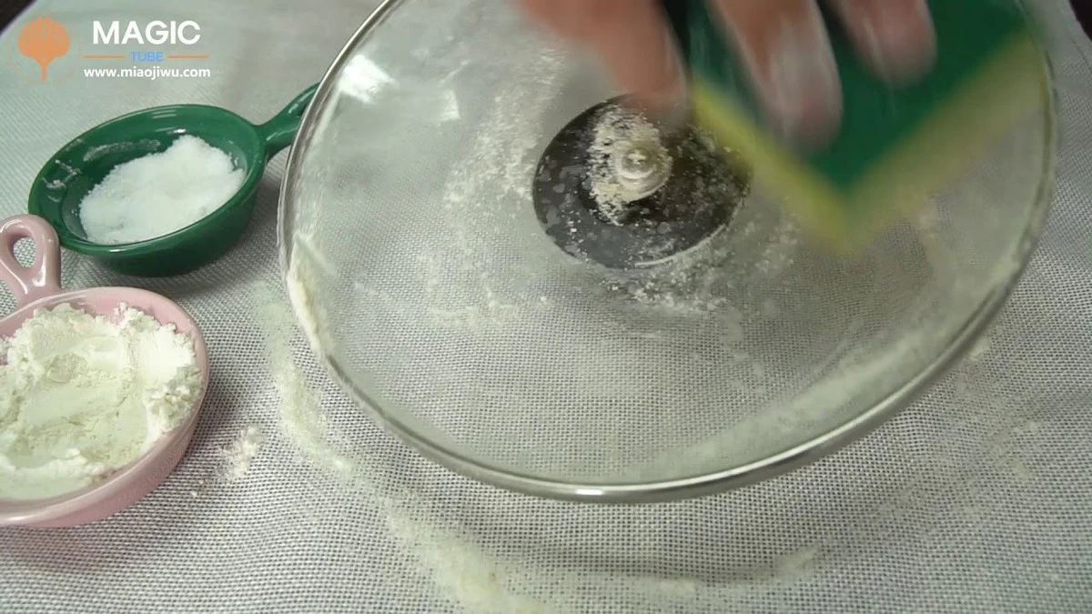 Proč zkušení lidé dávají skleněné pokličky do lavoru s jedlou sodou - image 1