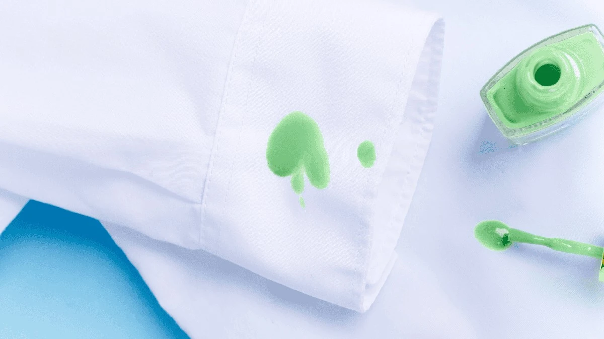 Proč na skvrnu od laku na nehty nikdy nepoužívat vodu a papírový kapesník