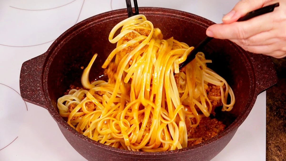 Proč zkušení kuchaři přidávají lžíci oleje do hrnce ještě předtím, než nasypou těstoviny