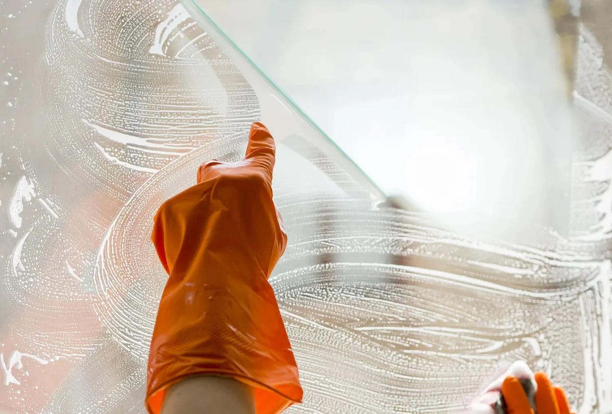 Proč zkušení rodiče přidávají leštidlo do myčky do vody na mytí oken - image 1