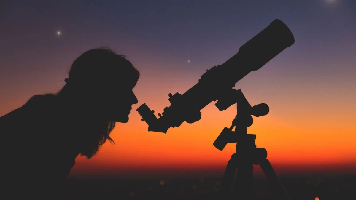 Proč se v sobotu v noci dívat na západní obzor místo televize