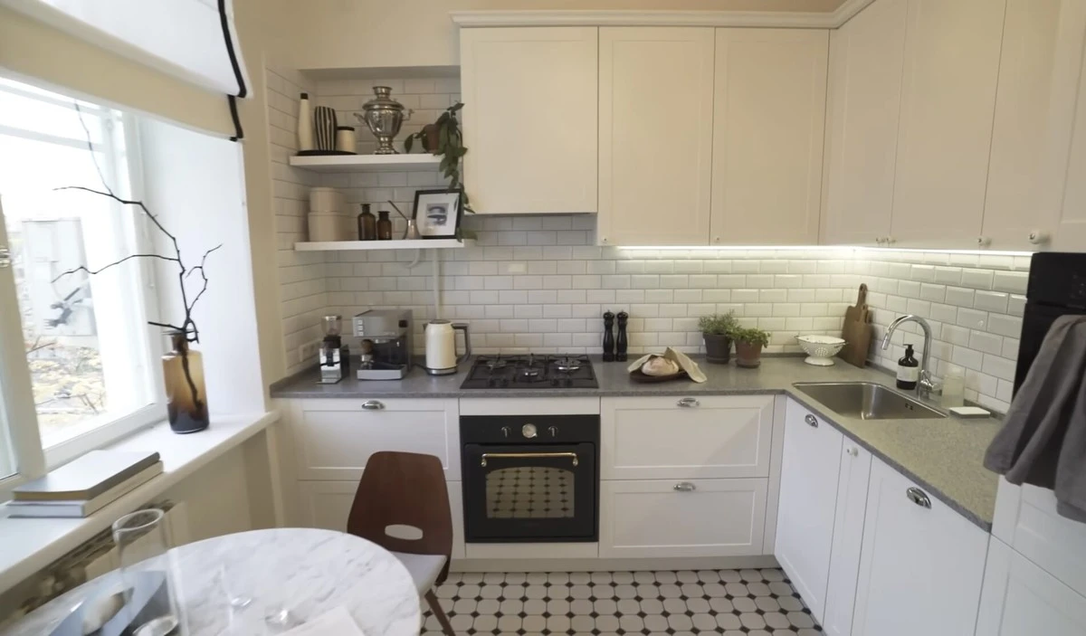 Proč zkušení designéři varují před černým leskem v kuchyni