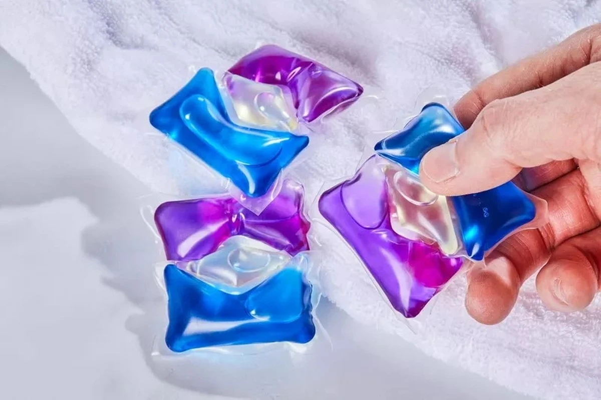 Proč se vyplatí propíchnout kapsli na praní jehlou před vložením do pračky - image 1