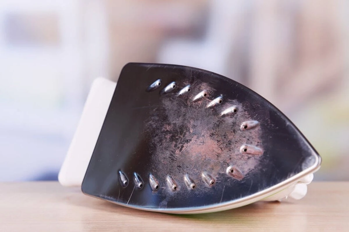 Proč zkušení kutilové přelepují žehličku izolepou před čištěním - image 1