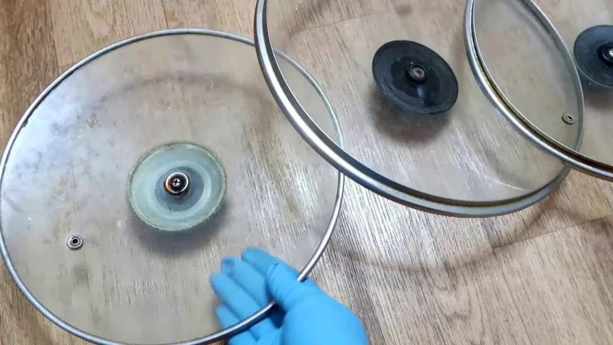 Proč zkušení kuchaři dávají špinavé poklice do lázně s jedlou sodou