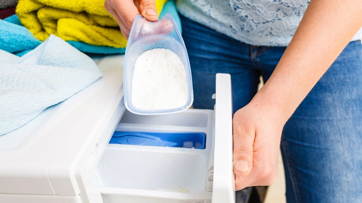 Proč vaše pračka zapáchá? Tahle chyba s práškem ničí buben i prádlo