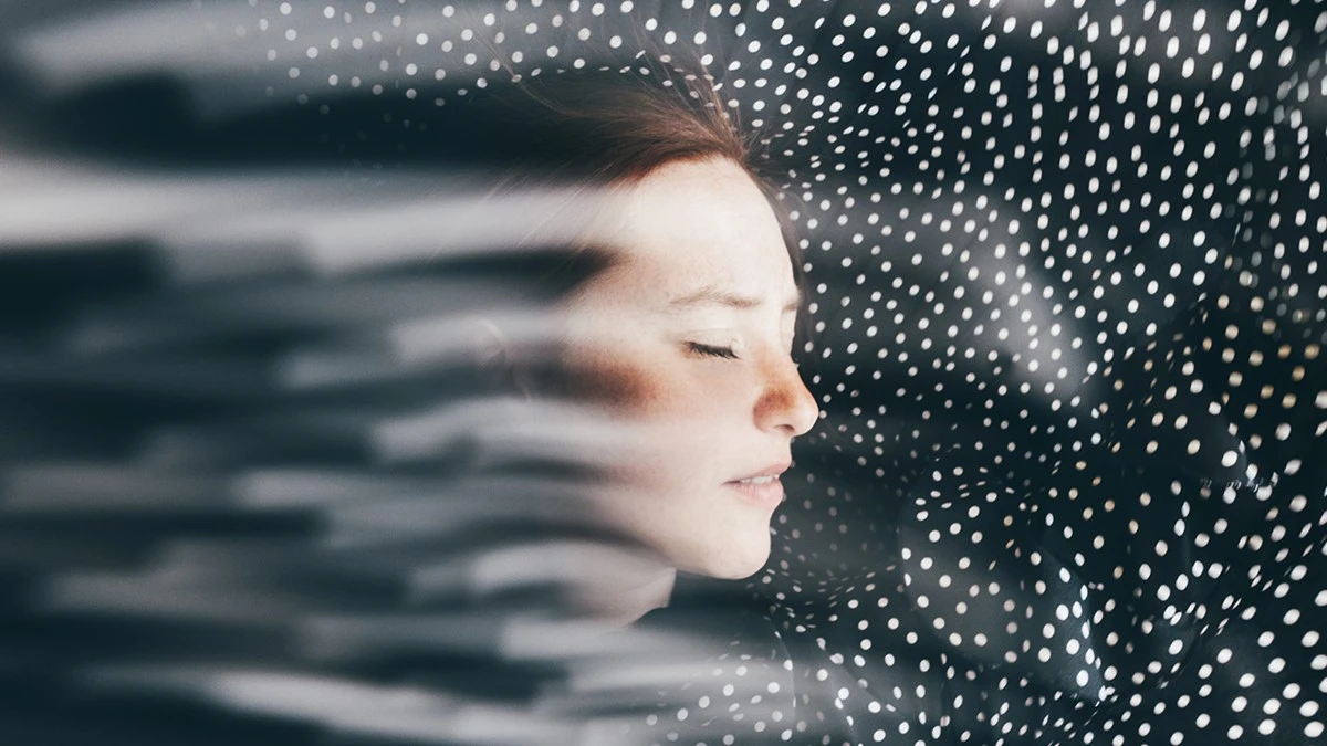 Proč zkušení vědci doporučují pouštět si ke spánku konkrétní zvuky