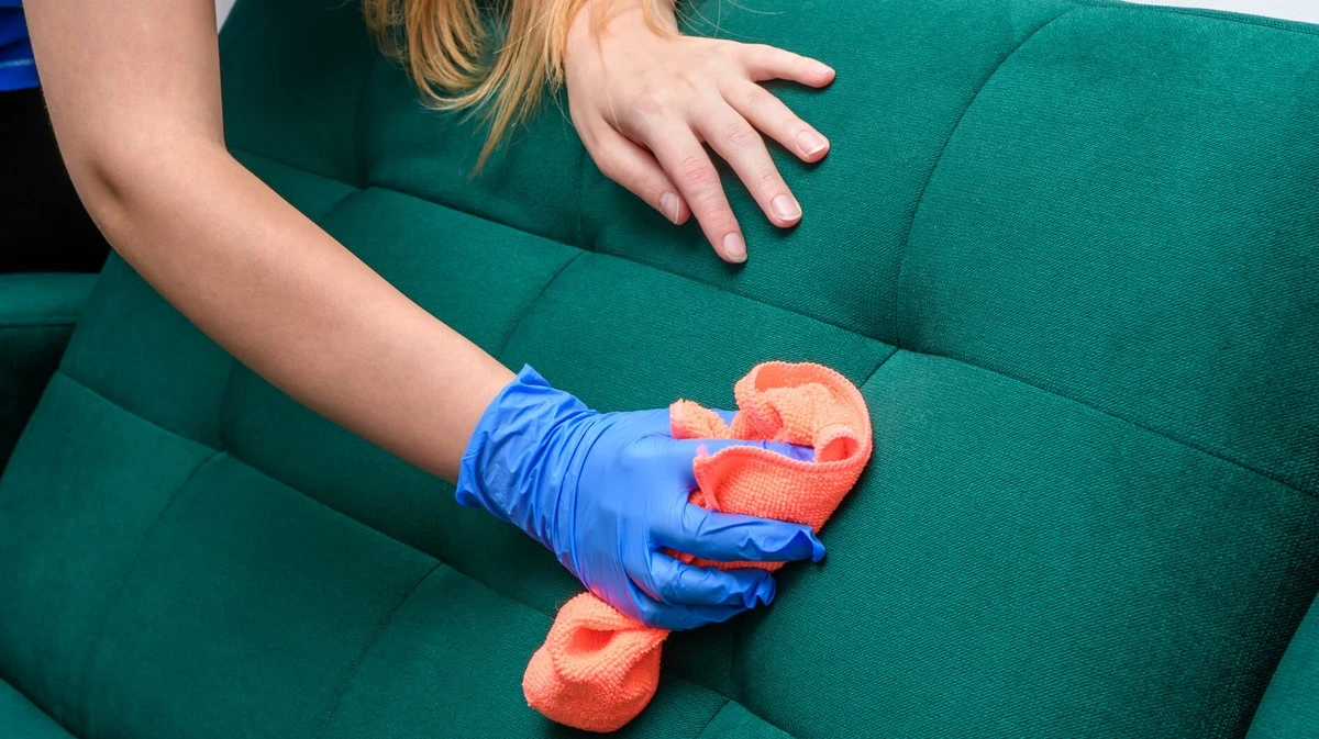 Proč zkušení hostitelé čistí pohovku běžnou tabletou do myčky