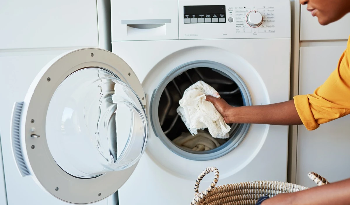 Proč zkušení hospodáři přidávají do pračky lžíci kyseliny citronové