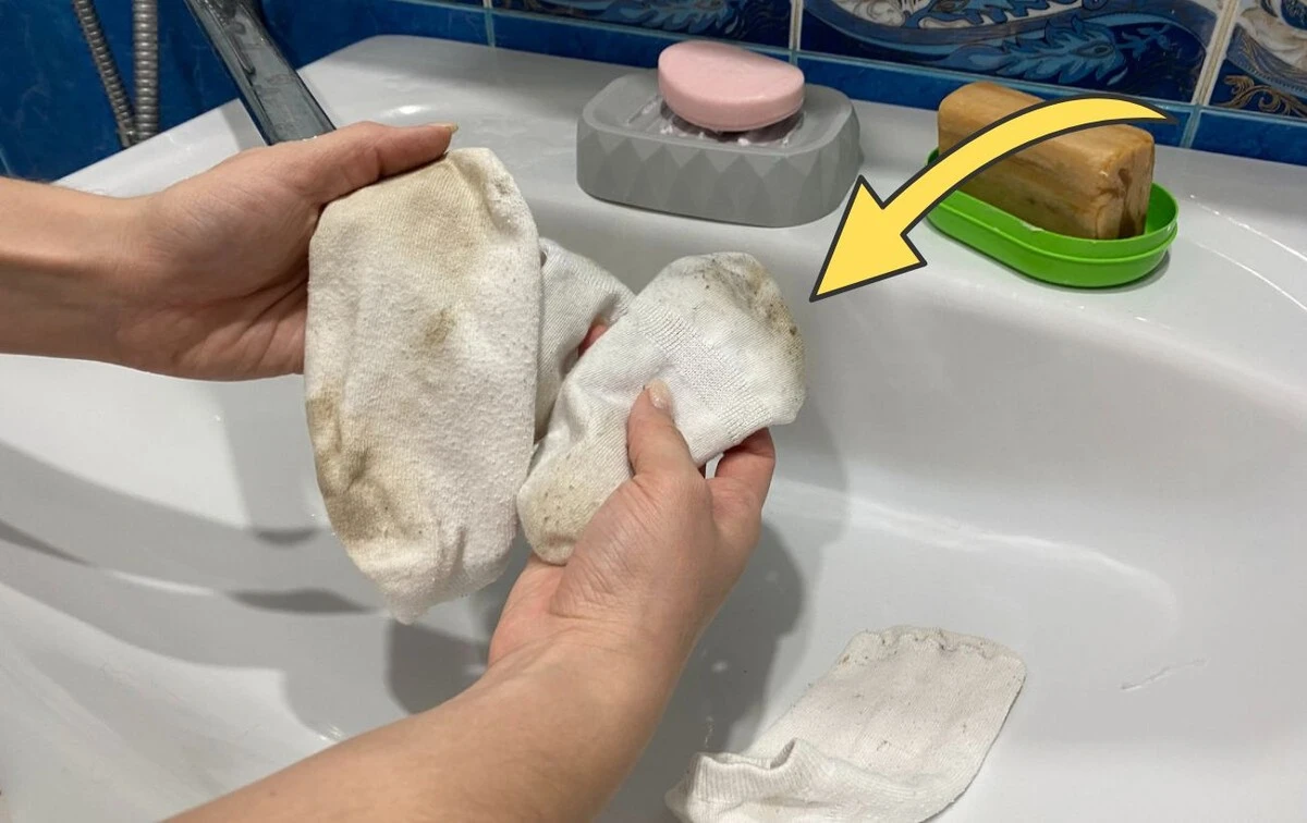Proč zkušené hospodyně potírají bílé ponožky mýdlem a nechávají je v misce přes noc