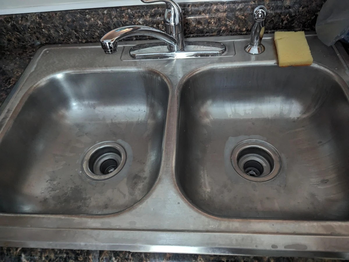 Proč zkušení hostitelé potírají nerezový dřez kapkou obyčejného oleje - image 1