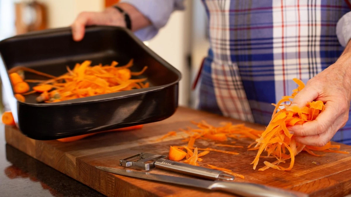 Proč zkušení kuchaři dávají slupky od mrkve na plech místo do koše