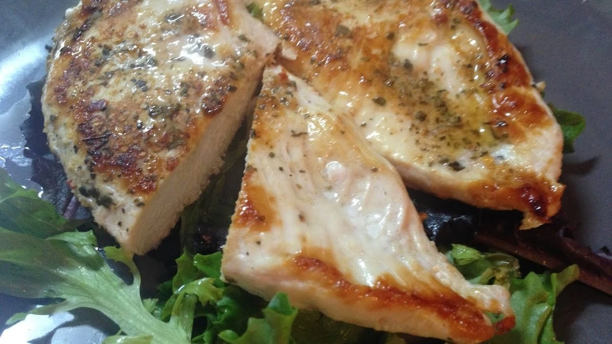 Proč zkušení kuchaři dávají na pánev ke kuřeti kousek másla