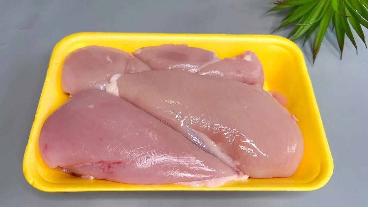 Proč zkušení nákupčí v supermarketu vždy prstem zatlačí na kuřecí maso