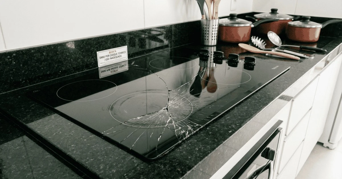 Proč skleněná varná deska praskne uprostřed noci, i když zrovna nevaříte
