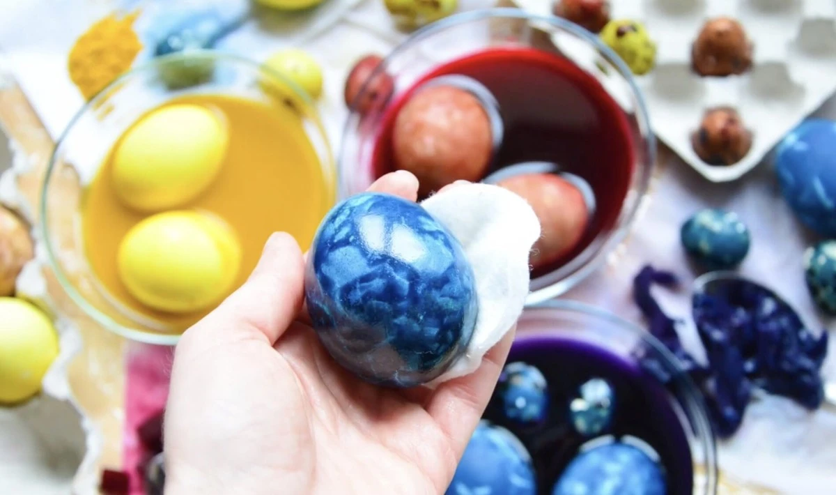 Proč zkušení hostitelé letos dávají vajíčka do odvaru z červeného zelí