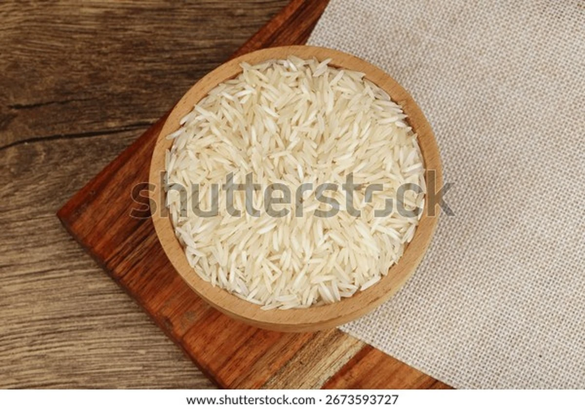 Proč si zkušení hospodáři dávají hrst syrové rýže za domovní dveře - image 1