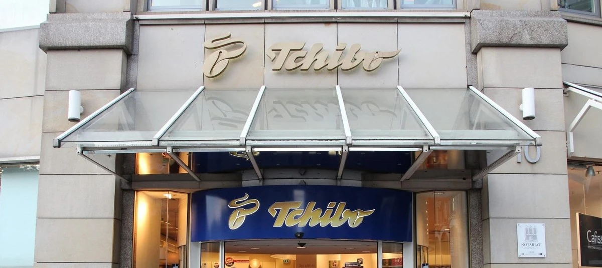 Proč zkušení hostitelé umisťují pod dřez černou kovovou polici