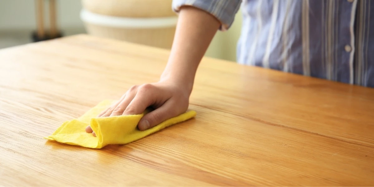 Proč zkušení čeští kutilové místo leštěnky nanášejí na suchý hadřík kapku minerálního oleje - image 1