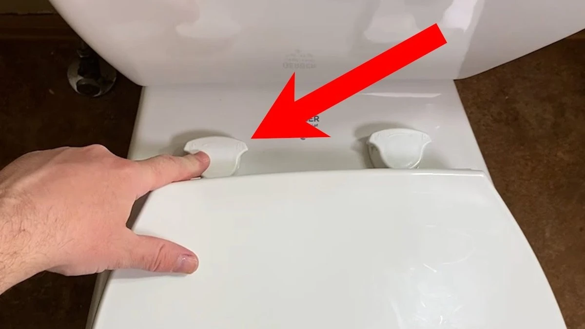 Proč zkušení instalatéři při úklidu koupelny vždy odšroubují sedátko toalety - image 1