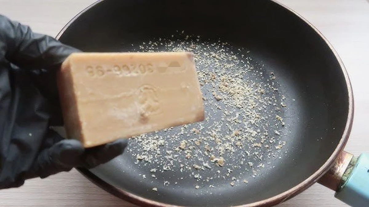 Proč zkušené hospodyně dávají nastrouhané mýdlo na pánev