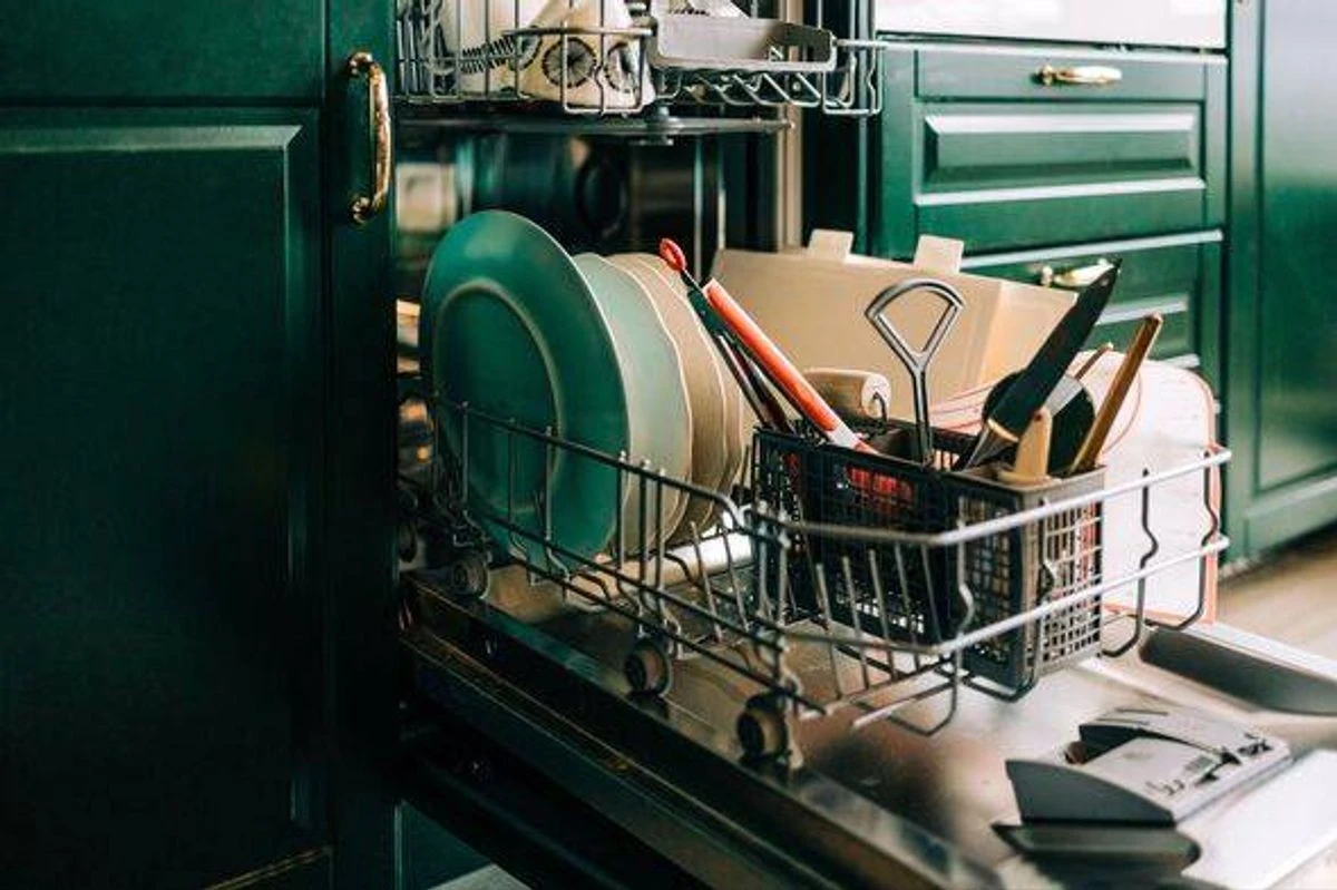 8 věcí, které ničí vaši myčku i peněženku: Proč tam dáváte tenhle modrý hrnek? - image 1