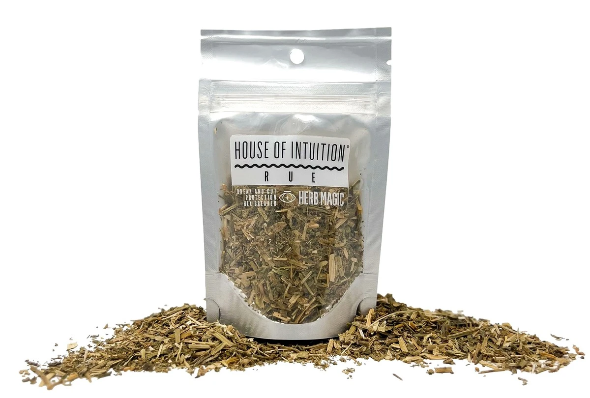 Proč zkušení bylinkáři dávají snítku routy za ucho nebo ke dveřím - image 1