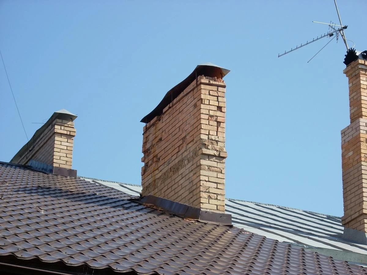 Proč zkušení chalupáři sypou do kamen dvě lžíce prášku místo volání kominíka