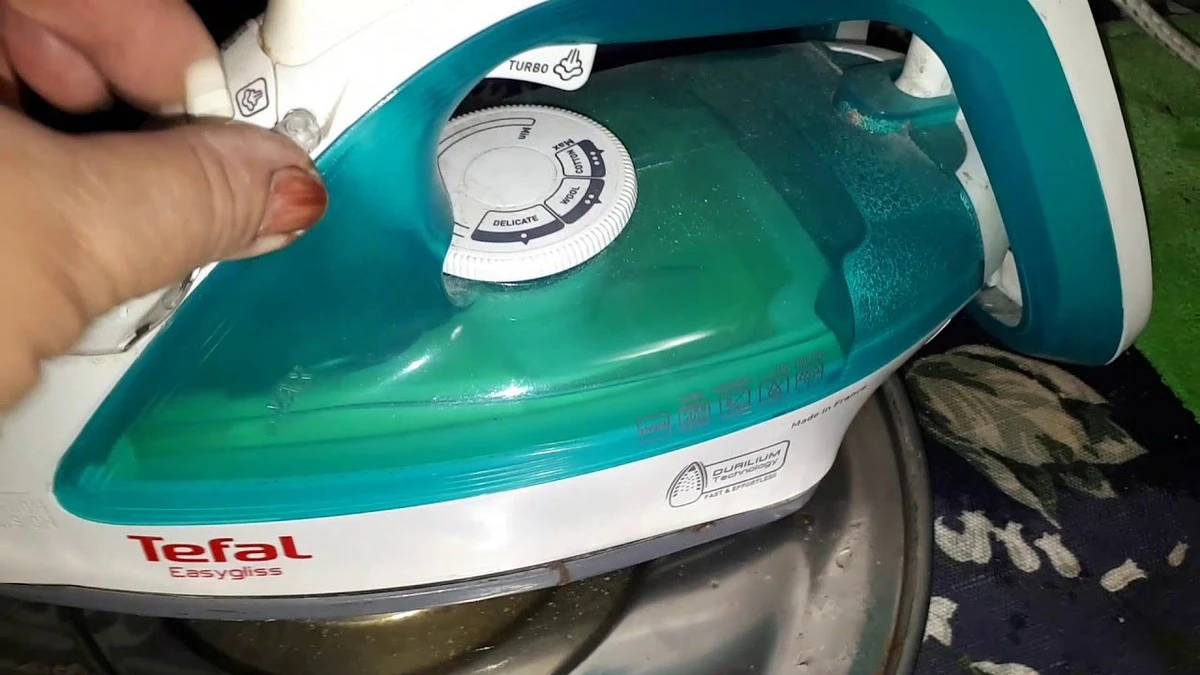 Proč zkušení kutilové přelepují žehličku izolepou před čištěním