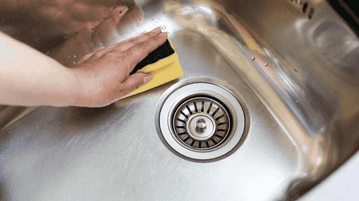 Proč zkušení hostitelé po úklidu potírají nerezový dřez kapkou oleje