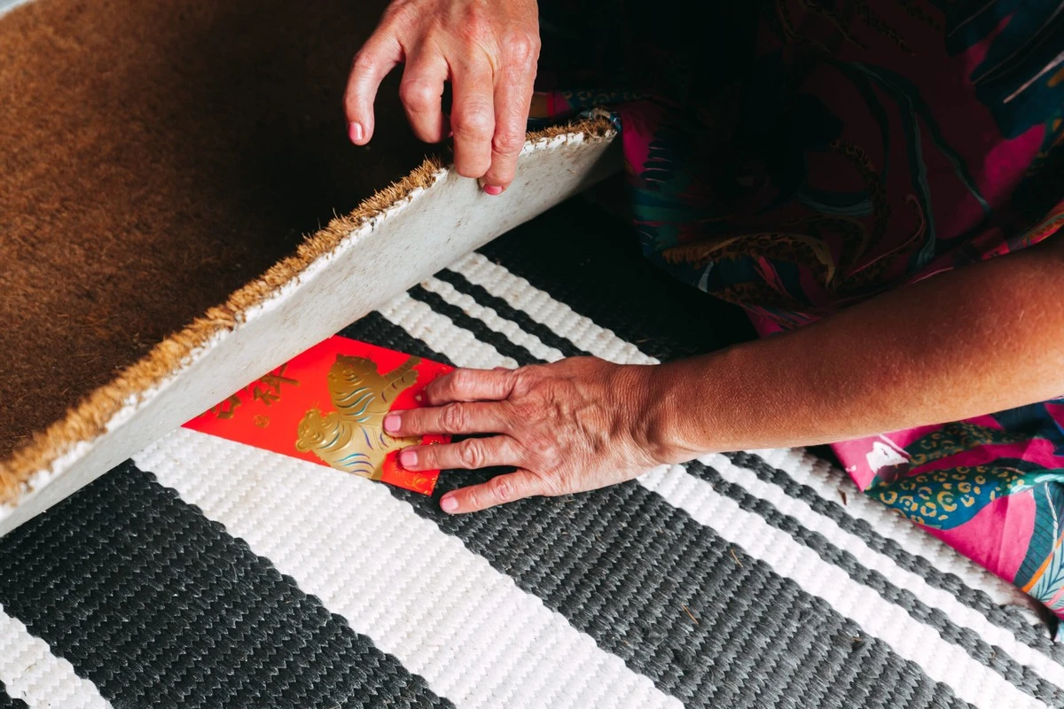 Proč zkušení hospodáři dávají tři mince pod vnitřní rohožku u dveří - image 1