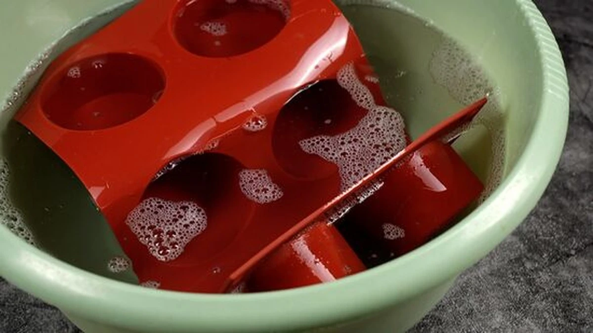 proczkusenepeka-extra-1.webp Proč zkušené pekařky potírají silikonové formy pastou ze dvou lžic sody - image 1