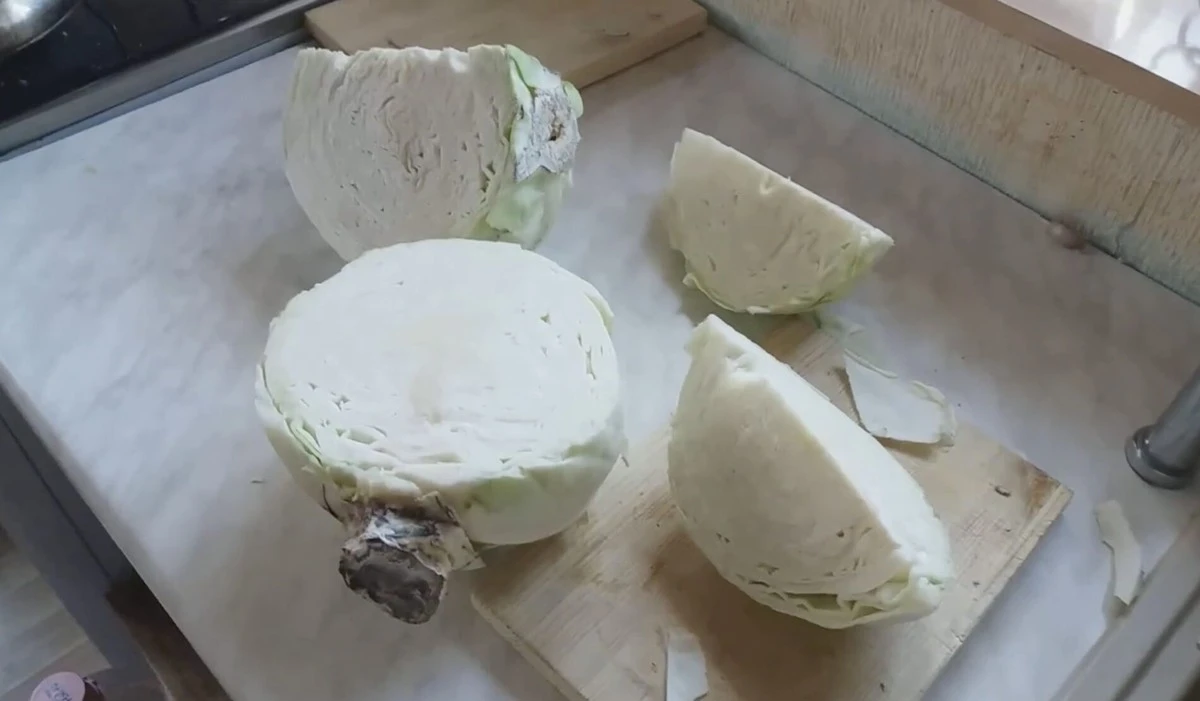 Proč zkušení kuchaři balí rozkrojené hlávky zelí do potravinářské fólie