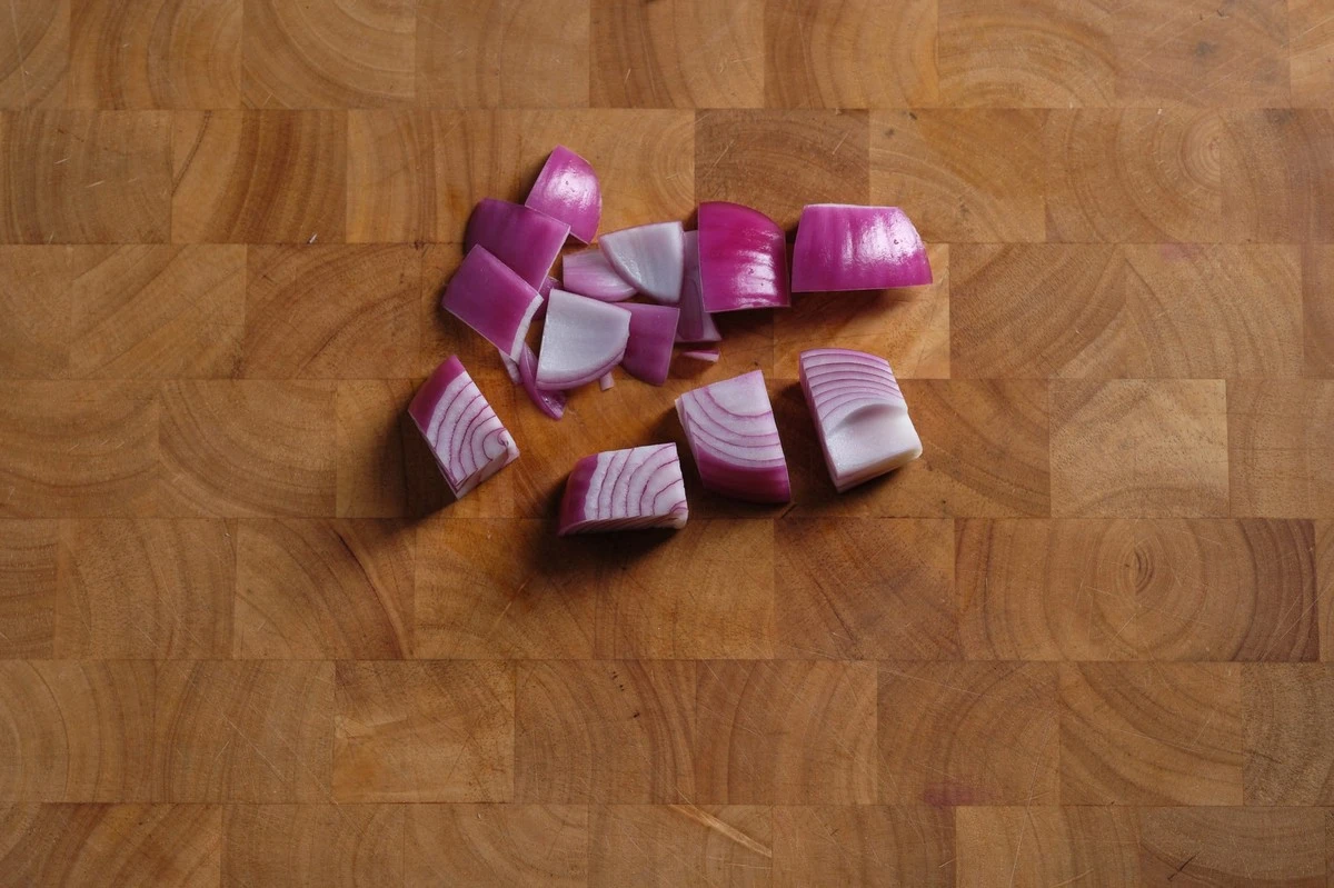 Proč zkušení cestovatelé dávají rozříznutou cibuli pod koberec - image 1