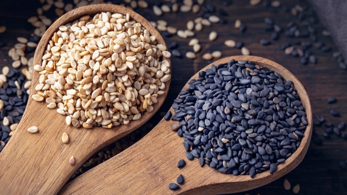 Proč zkušení kuchaři vyměňují klasický sezam za černá semínka