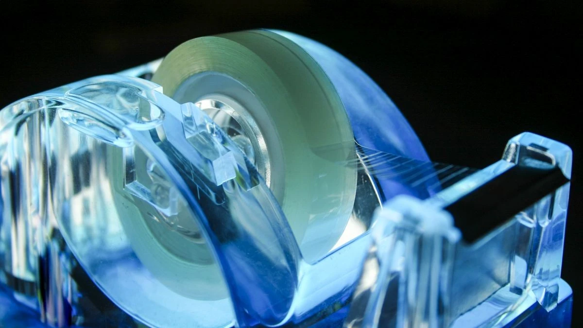 Proč izolepa při odlepování vydává onen pronikavý zvuk