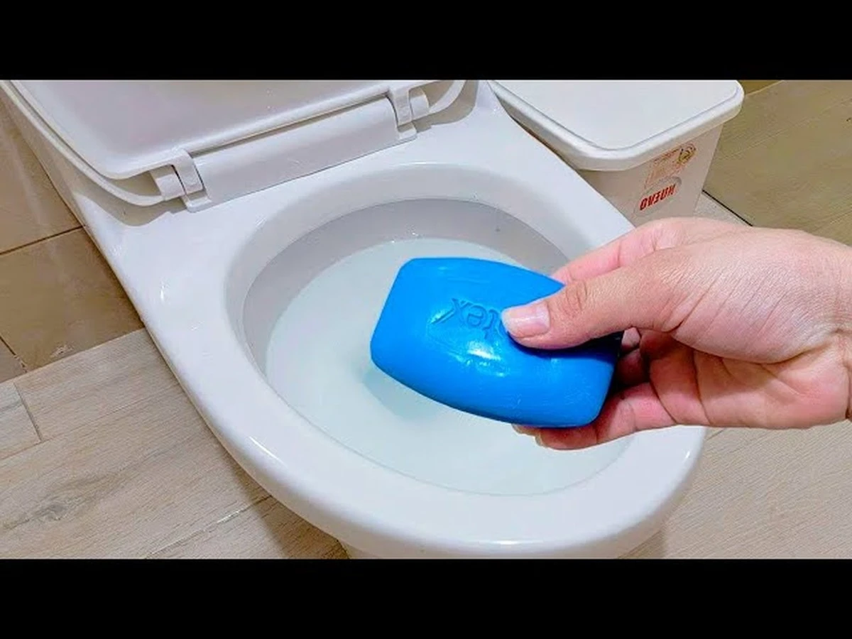 Proč zkušení instalatéři vždy lijí pár kapek jaru do držáku na WC štětku - image 1